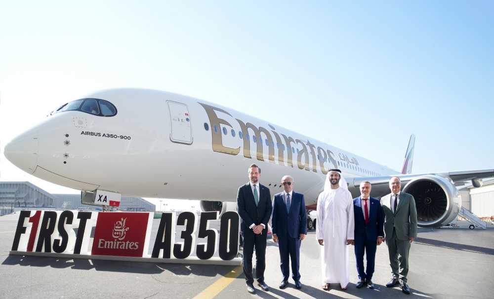 Emirates, filosuna katılacak ilk Airbus A350-900 uçağını Dubai'de resmi olarak tanıttı.